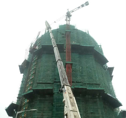 嵩明吊车在工地上作业